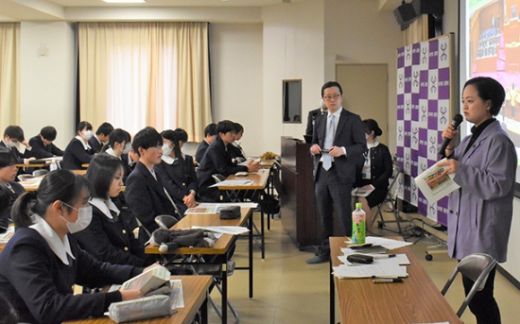 吉田議員(右)と辻内議員(中央)から県議会について学ぶ生徒ら=四日市市萱生町の暁中で