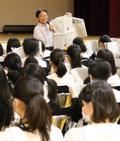当日の新聞を使って読み方のこつなどを説明する鬼頭さん＝瑞穂区の名古屋女子大中で