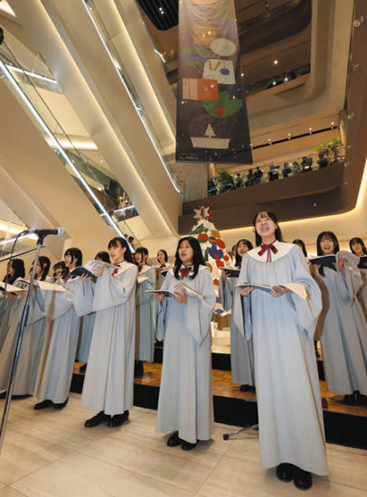 クリスマスソングを歌う金城学院グリークラブの生徒たち＝名古屋・栄の中日ビルで