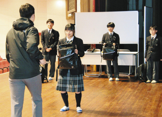 かばんで刃物から身を守る方法を実践する生徒ら＝千種区光が丘の愛知中学校で