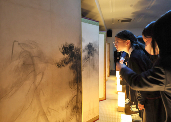 国宝松林図屛風（高精細複製画）を鑑賞する生徒たち＝名古屋市昭和区で