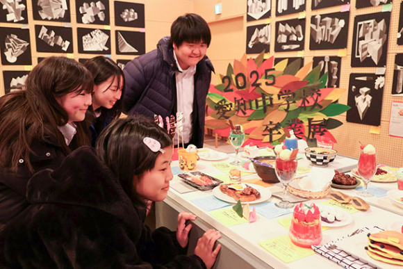 食品サンプルや絵画などが並ぶ会場＝愛荘町市の愛知川びんてまりの館で