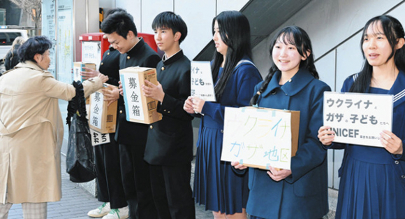 ウクライナやガザ支援のための寄付を呼びかける生徒ら＝中村区名駅で