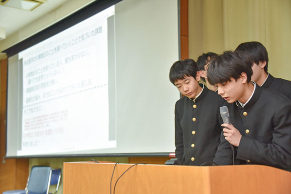 川南地区の活性化プランを発表する生徒ら＝名古屋市東区で