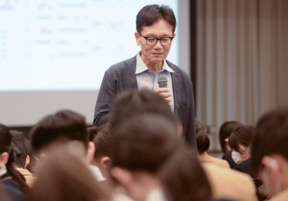 生徒に授業する酒井さん＝津市一身田町で