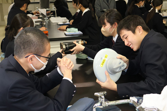実際に使われる設備の一部に触れて学ぶ生徒たち＝松阪市の三重中で