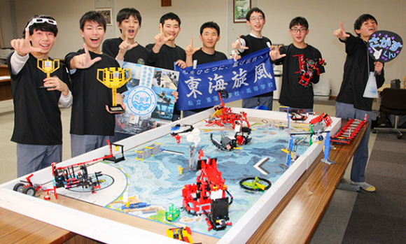 国際ロボット大会「ＦＬＬ」の世界大会に挑む東海中の生徒たち＝東区で