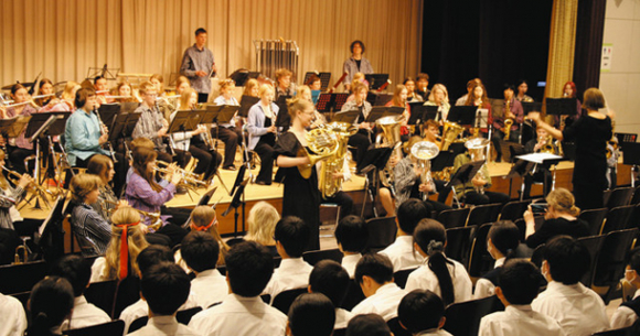 生徒たちを前に、息の合った演奏を響かせる団員ら＝津市一身田町で