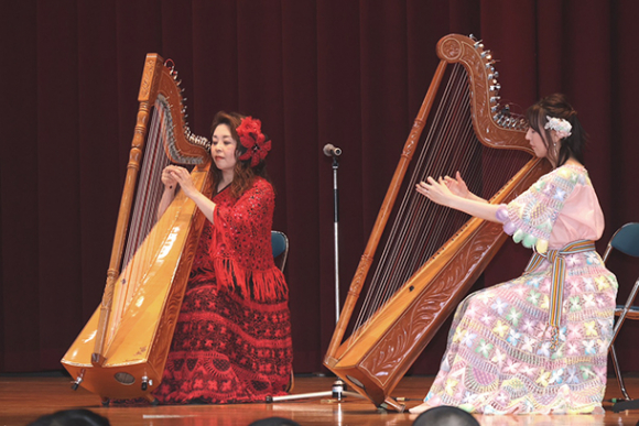 アルパの演奏を披露する奥村さん（左）ら＝一宮市千秋町の大成中・高で