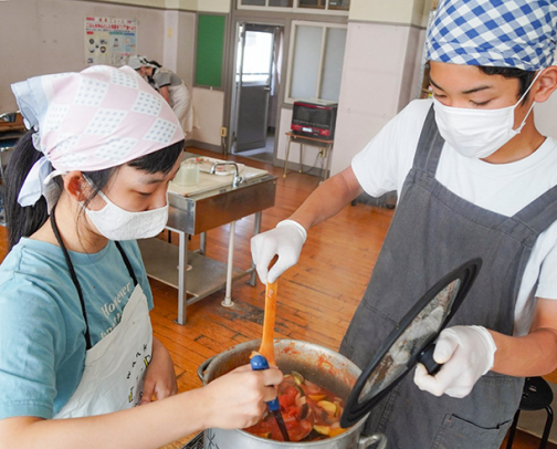本番当日に提供する料理を試作する生徒＝中村区の星槎名古屋中で