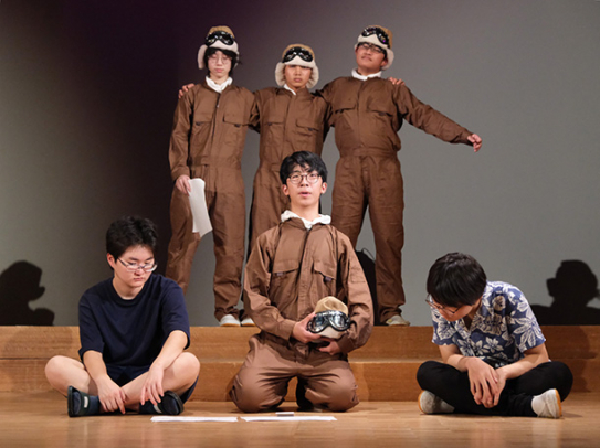 本番を控え、特攻隊員を題材にした劇の練習に励む生徒ら＝昭和区の南山高校・中学校男子部で
