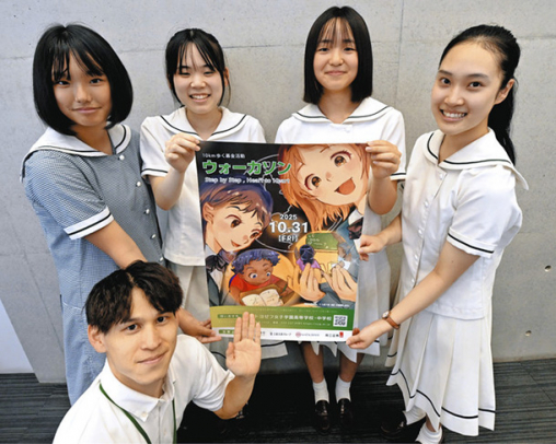 募金企画を紹介する生徒ら＝津市鳥居町で