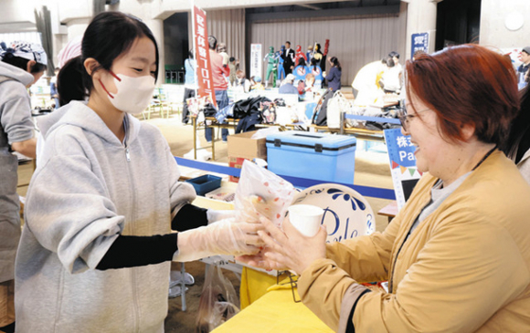 クレープを販売する愛知中の生徒（左）＝愛荘町安孫子のラポール秦荘で