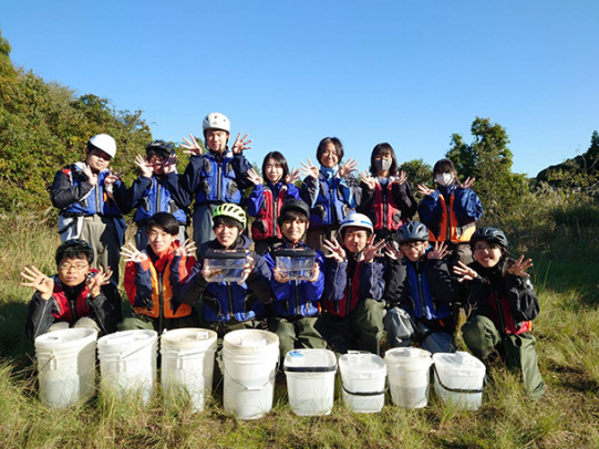 ネコギギの繁殖や研究を行う鈴鹿高校自然科学部と鈴鹿中等教育学校科学部の部員たち＝亀山市で