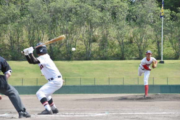 熱戦を繰り広げる選手たち=松阪市の県営松阪球場で