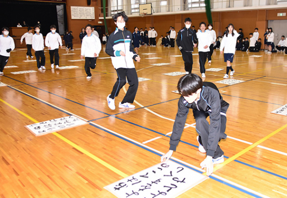 走って取り札を競う生徒＝岐阜市の鶯谷中で