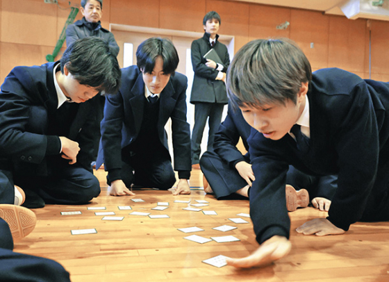 白熱した戦いを見せる生徒ら＝四日市市の暁中・高で