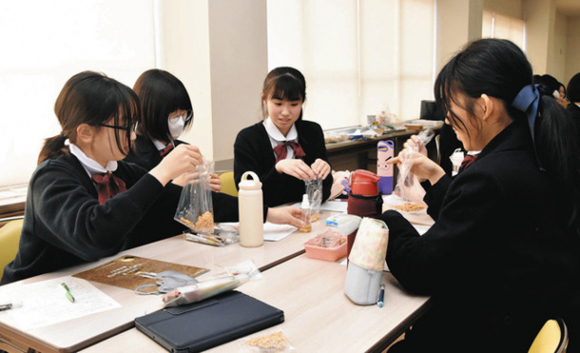 大豆ミートにさまざまな味付けをして試食する生徒たち＝千種区の椙山女学園中で