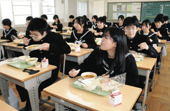 特別メニューの給食を楽しむ生徒たち=いずれも岡崎市山綱町の東海中で