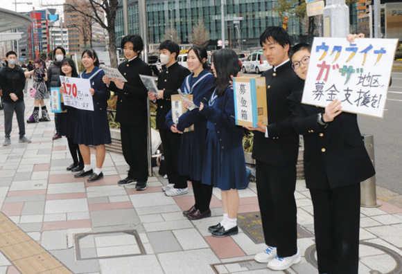 道行く人たちに支援を呼びかける生徒たち=名駅で