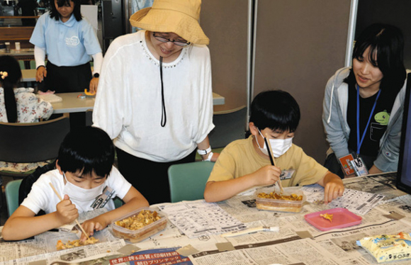 発掘体験で恐竜について学ぶ子どもら＝長久手市の愛・地球博記念公園で