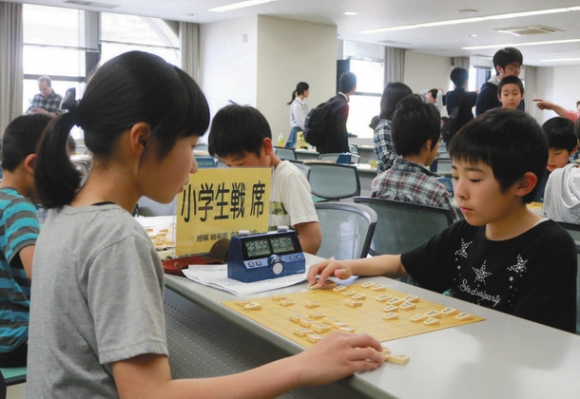 真剣に次の一手を考える出場者たち＝ＪＲ岐阜駅隣接のハートフルスクエアーＧで