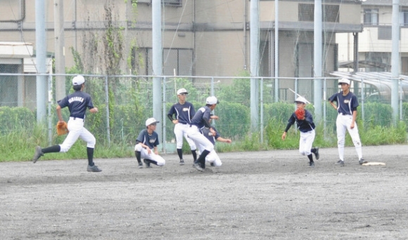 走者を挟みうちにする練習をする部員たち＝江南市の滝中で