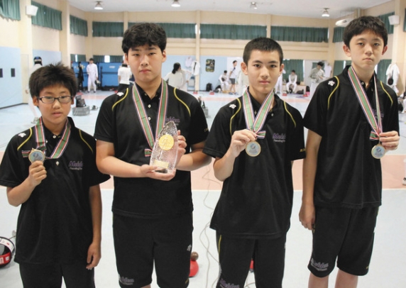 全国中学生選手権を制した愛工大名電中のメンバー=千種区で