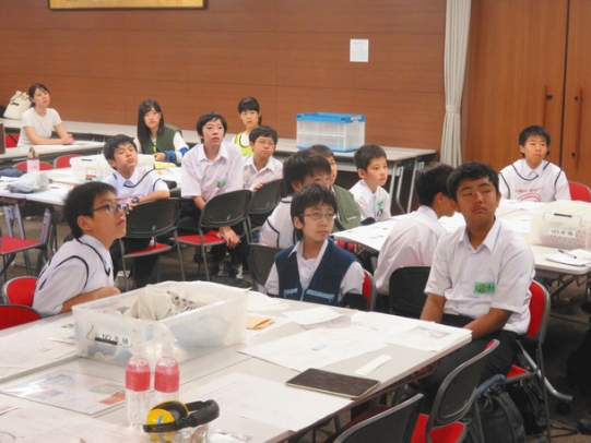 災害に関する古文書の講義に耳を傾ける生徒ら=東区の名古屋中・高で