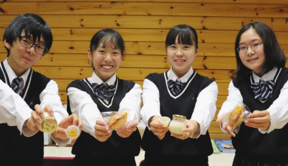 商品を見せる（左から）堀さん、牧村さん、黒川さん、安藤さん＝多治見市明和町の多治見西高で