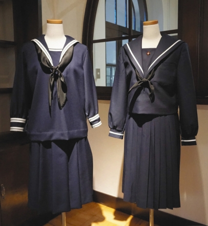 復元された1921年当時のセーラー服(左)と現在のセーラー服=東区の金城学院中・高で