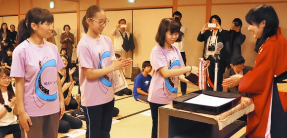 初優勝し、大津市の越直美市長（右）から表彰される「南山女子」の選手たち＝滋賀県大津市の近江神宮で