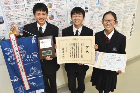 松名瀬干潟の研究をしている中高科学技術部員＝松阪市の三重高で