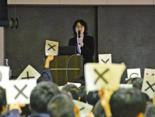 生徒らに講演する杉原さん＝瀬戸市南山中で