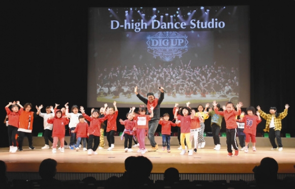 息の合ったダンスを披露する出演者＝春日井市中央台２の東部市民センターで