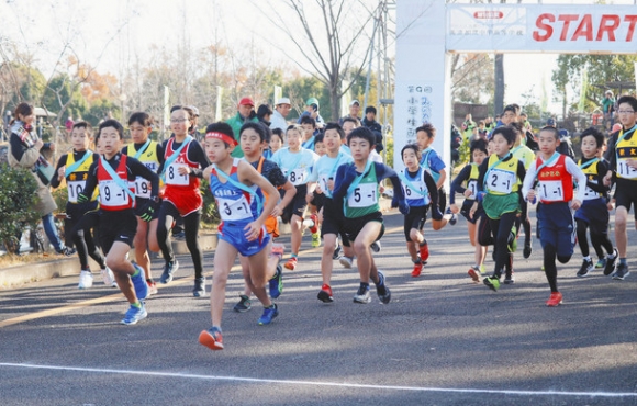 一斉にスタートを切る男子の選手たち=美濃加茂市のぎふ清流里山公園で