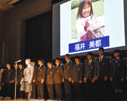 壇上で誓いの言葉を述べる生徒たち＝春日井市松本町の中部大で