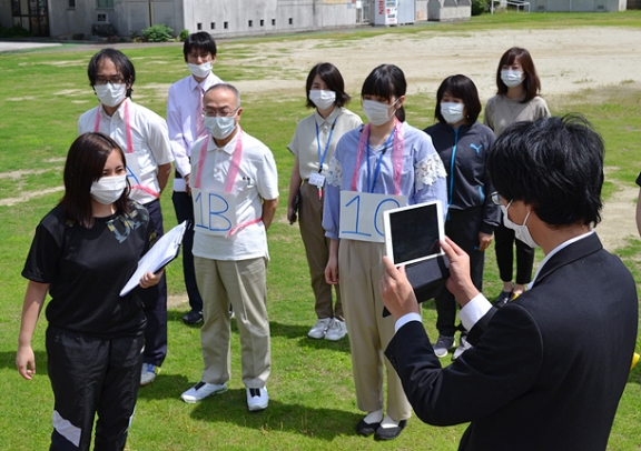 生徒たちに避難訓練の状況をライブ中継する教諭たち=中村区名駅南4の星槎名古屋中で