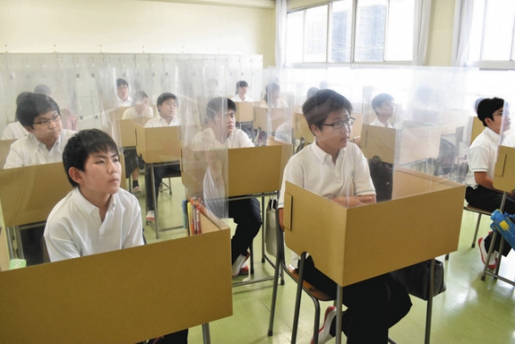 デスクシールドを設置した机で英語の授業を受ける生徒ら＝千種区光が丘の愛知中で