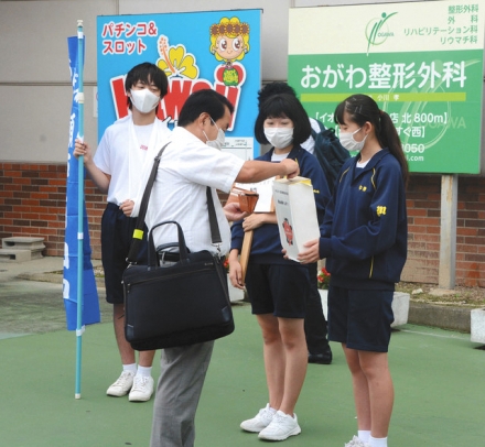 募金活動に取り組む生徒ら=瀬戸市東横山町で