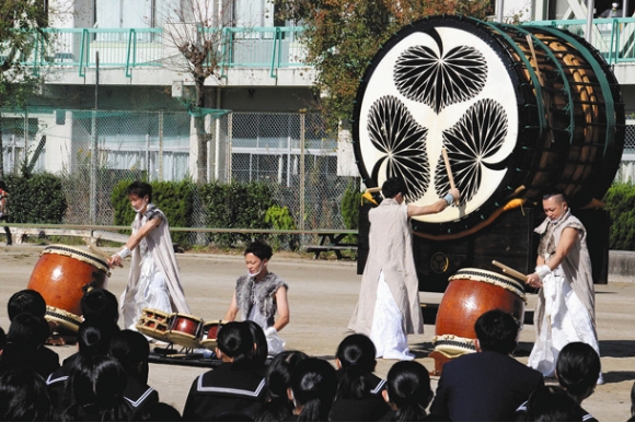 力強い演奏を披露した和太鼓グループ「和太鼓零～ＺＥＲＯ～」＝岡崎市東海中で