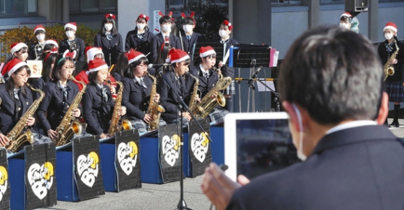 ホームページで公開する動画向けに演奏する吹奏楽団の中高生＝千種区光が丘２の愛知高で