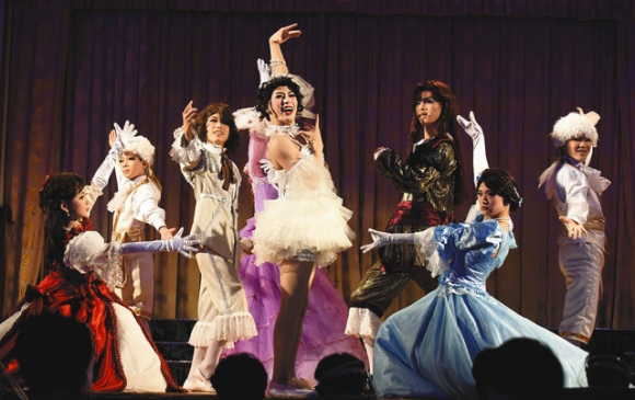 ２０２０年１０月、娘役や男役にふんし熱演する男子生徒たち＝名古屋市東区の東海中学校・高校講堂で（永井抱陽写真館提供）