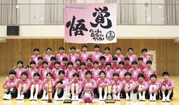 全国優勝して笑顔の選手たち=四日市市平尾町の四日市メリノール学院で