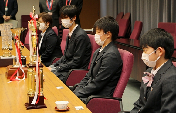 全国優勝を鈴木知事に報告する四日市メリノール学院中の女子バスケ部員。右から東さん、黒川さん、福王さん＝県庁で