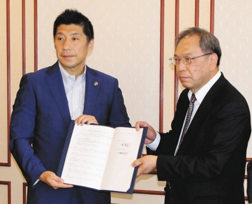 避難所などの活用で覚書を交わした伊藤理事長（右）と森市長＝四日市市役所で