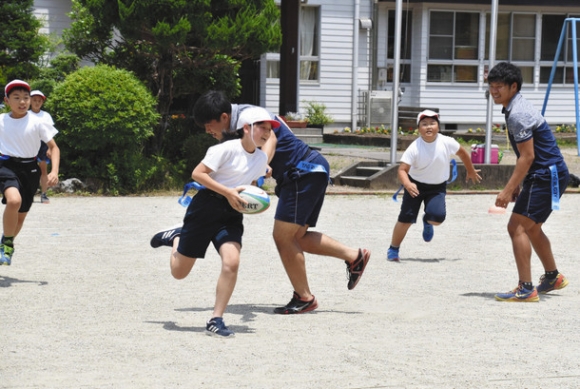 部員をかわしながらパスをつなぐ児童たち＝関市上之保小で