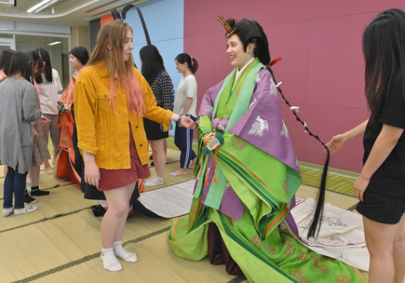 十二単の着付けを体験したオーストラリアからの交換留学生＝千種区星が丘元町の椙山女学園大で