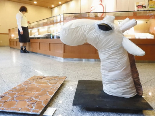 店先に展示された、キリンを題材とした造形作品=中区大須2の大須ういろ本店で