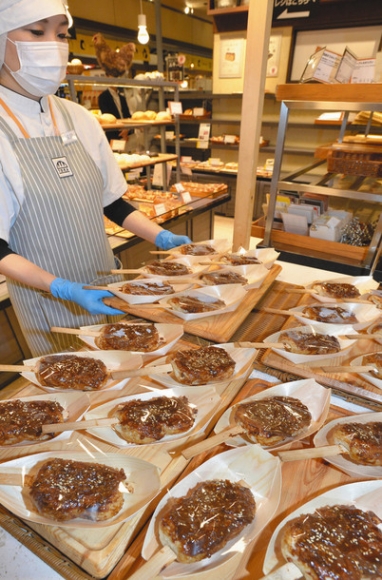 中日本高速道路と「パンのトラ」、南山大が共同開発した「五平パン」＝岡崎市宮石町の岡崎ＳＡで